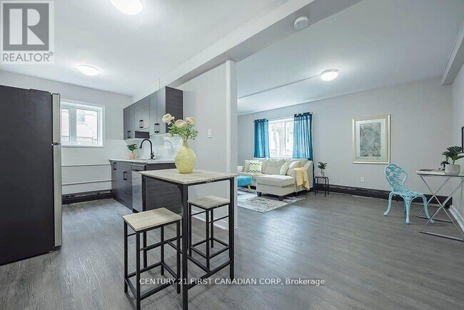 Photo - 871 Adelaide St N