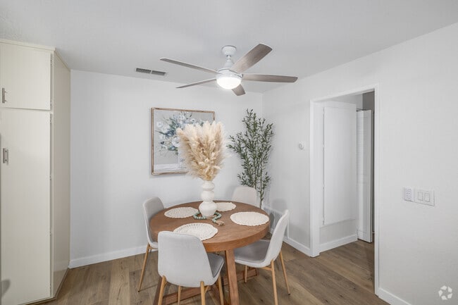 2BR, 2BA - 997SF - Dining Room