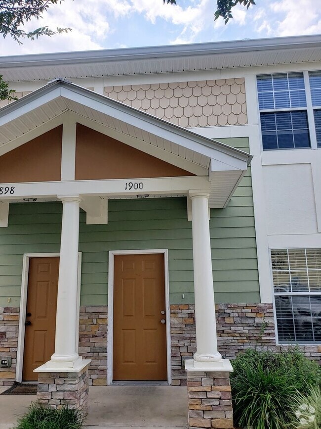 Building Photo - 3 bedroom townhome in gated community with...