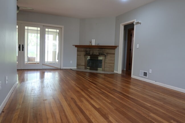 Photo - 929 Kenmoor Ave SE