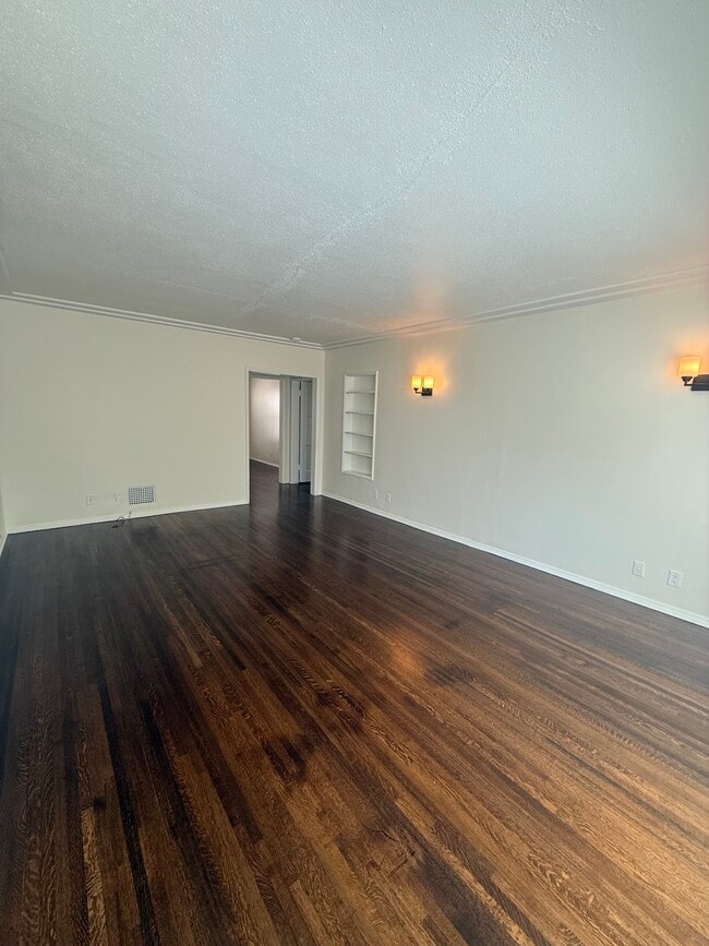 Building Photo - 1332 S Cloverdale Ave Unit 1334
