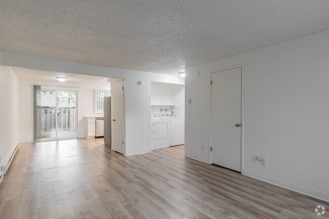 2 habitaciones, 1 baño - 843 pies cuadrados - Sala de estar - PineWood Commons