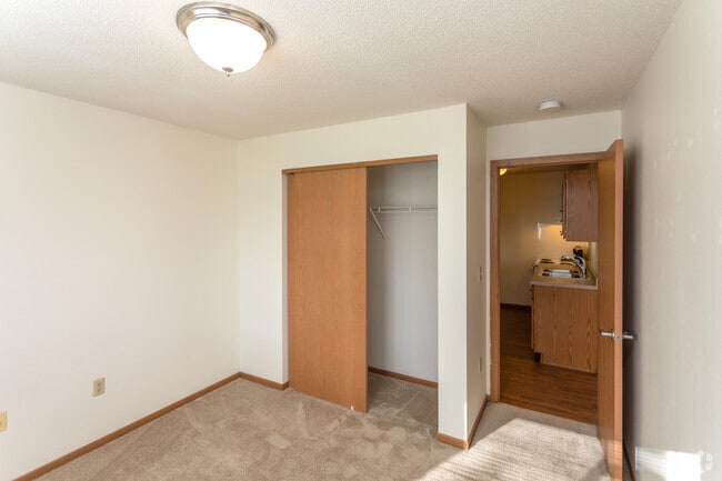 2BR, 1BA - 918SF