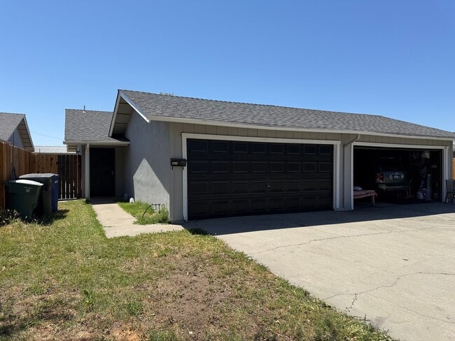 Building Photo - Randazzo Duplex Unit 1713