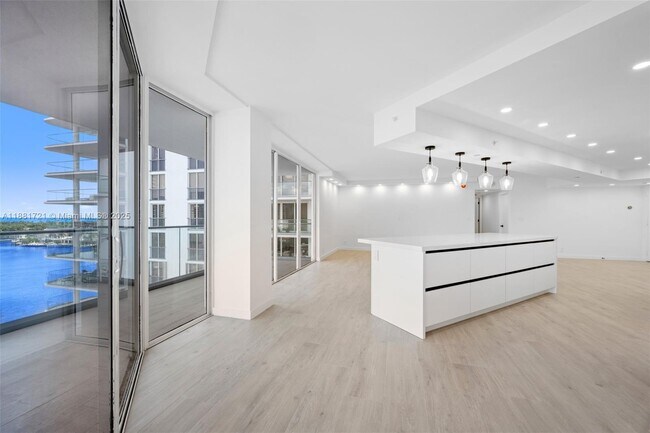 Photo - 19707 Turnberry Way Unidad 11A