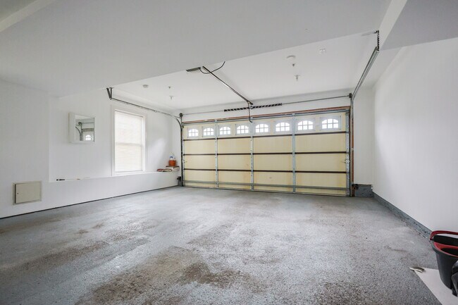 7 W Church St