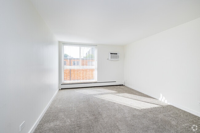 2BR, 1.5BA - 850SF - Living Room