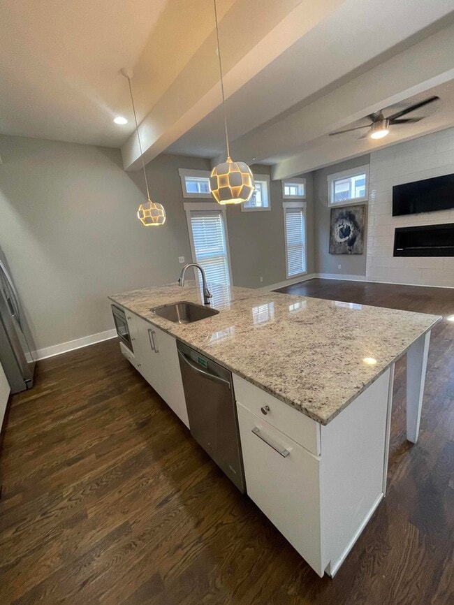 Photo - Spacious 5-Bedroom Haven with Modern Comfo...
