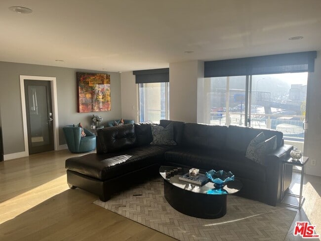 Photo - 723 Palisades Beach Rd