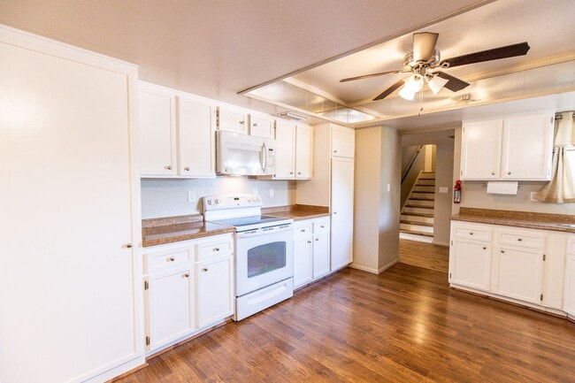 Photo - 6 Bedroom 3.5 Bathroom Tri-Level Home In Tempe close to ASU