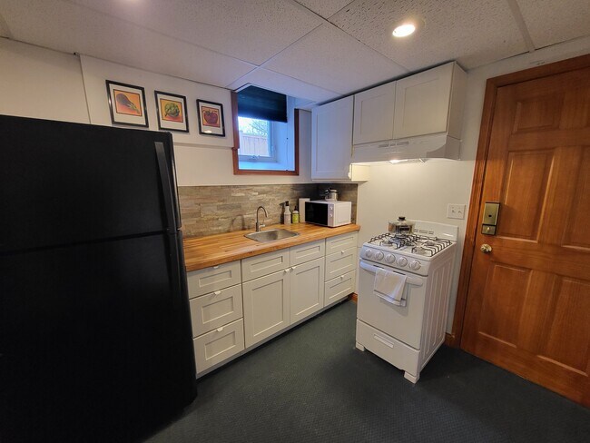 Efficient kitchen - 1317 Summit Ave Unit B