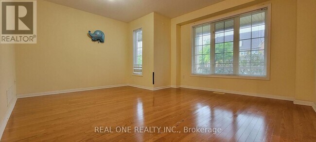 Photo - 749 Bur Oak Ave