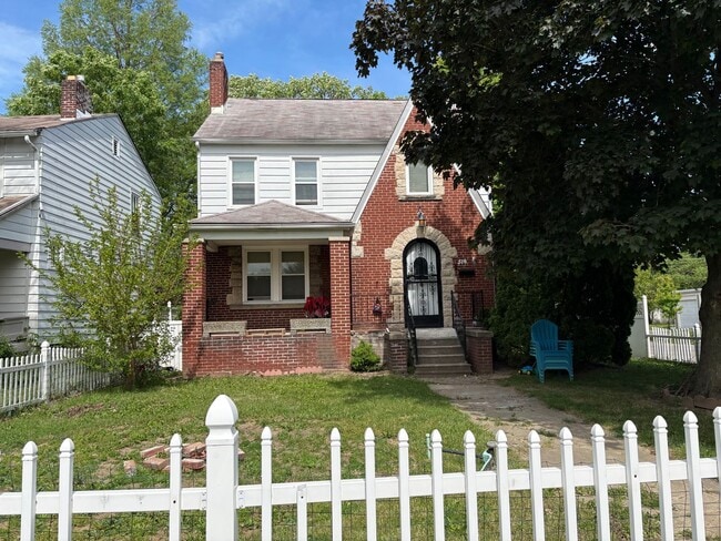 Photo - 516 Wrexham Ave