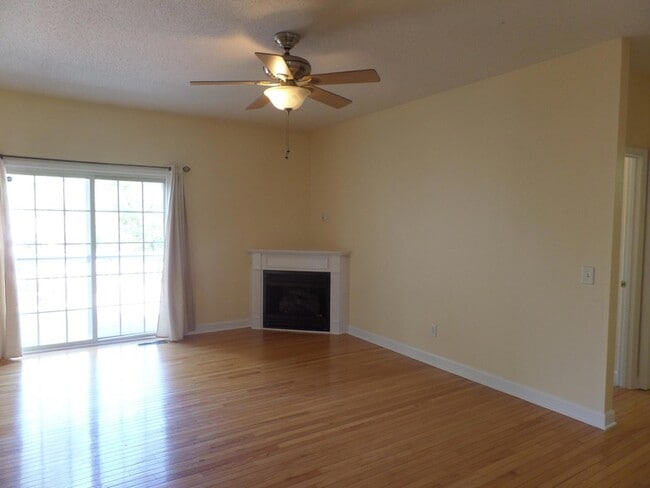 Photo - 10 Sawmill Rd W