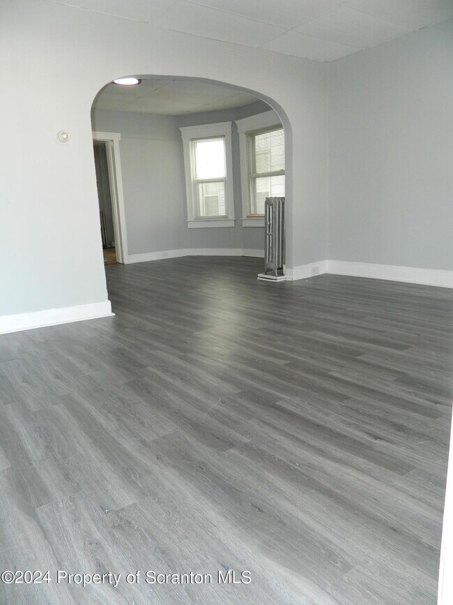 Photo - 829 N Main St