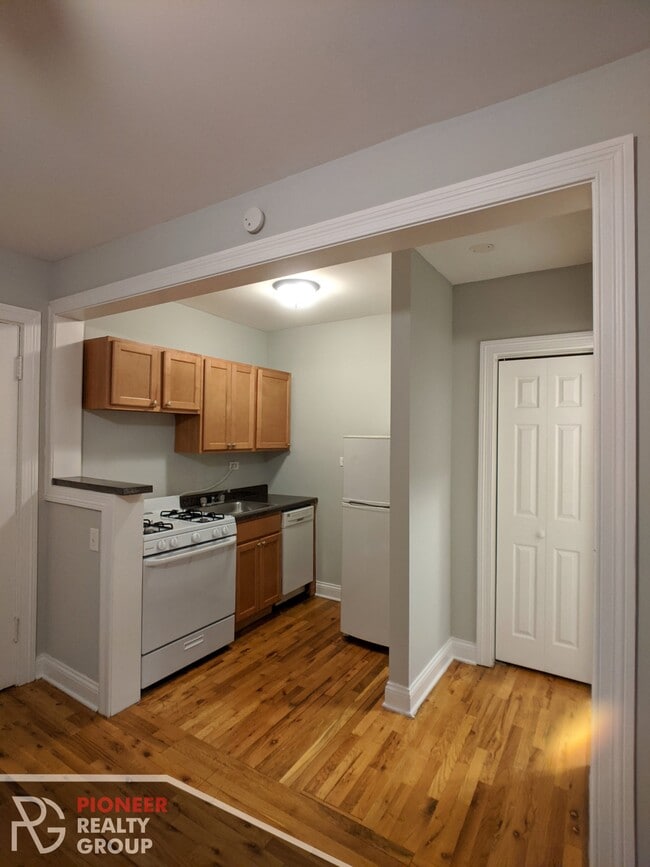 Building Photo - 833 W Wolfram St Unit 3 Rental
