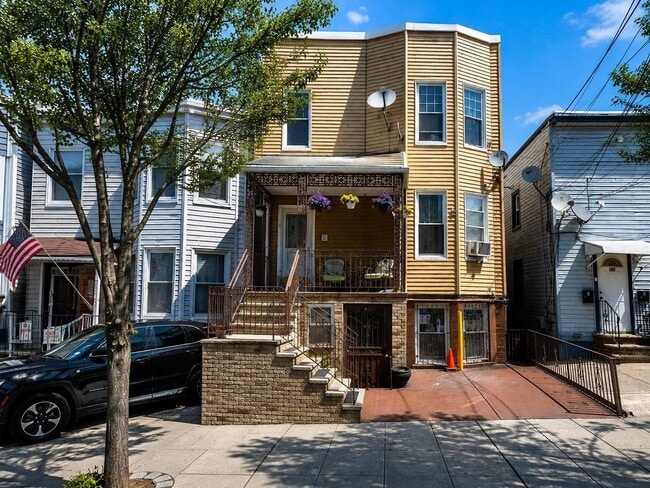 Building Photo - 816 19th St Unit 4