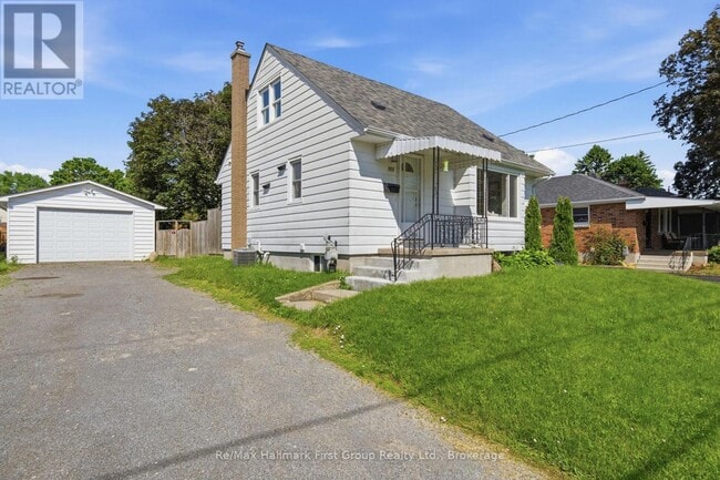 Photo - 573 Sinclair St