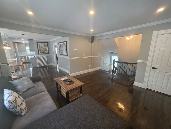 12 Hoyle St