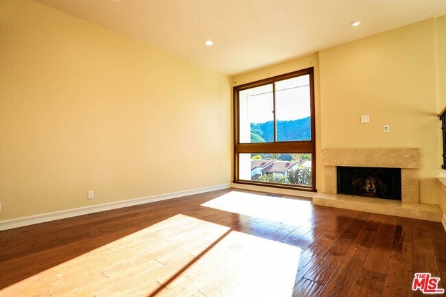 17097 Palisades Cir