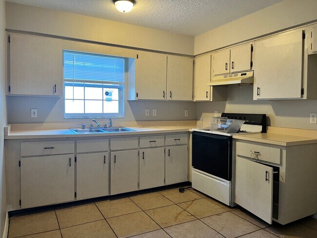 Photo - Fresh and Refurbed  3 Bed / 2 Bath Home in Apopka