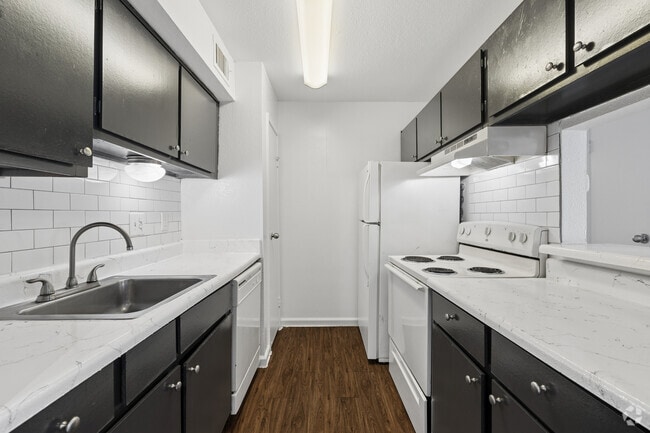 E 2BR, 2BA - 1,040SF - Kitchen