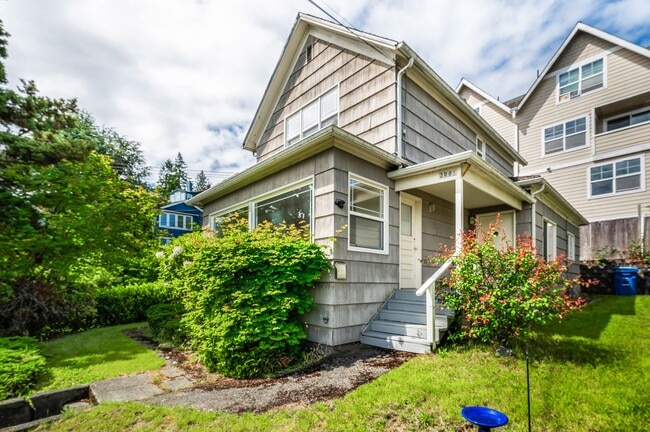 Building Photo - Spacious 3 bedroom townhouse with attached garage and stunning views - Queen Anne / Fremont