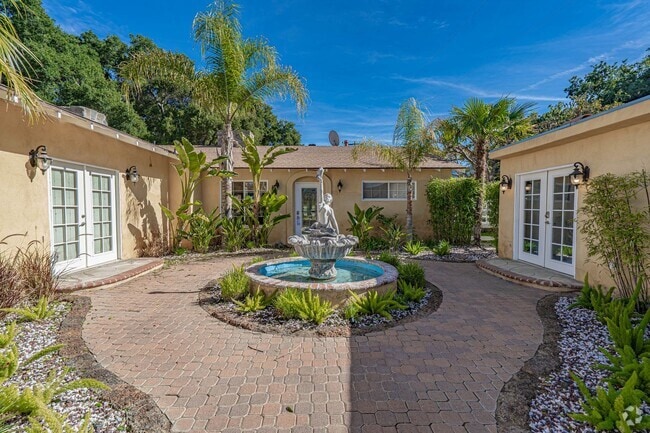 Building Photo - 4 Bedroom Pool Home for Rent in Secluded S...