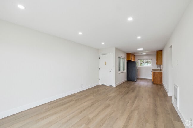 2BR, 2BA - 905SF - Living Room