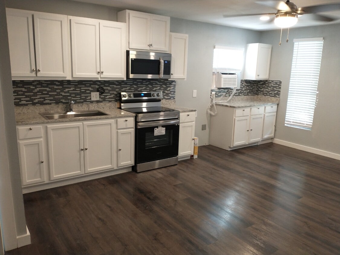 Huge kitchen - 614 Barberry St (San Antonio, TX)