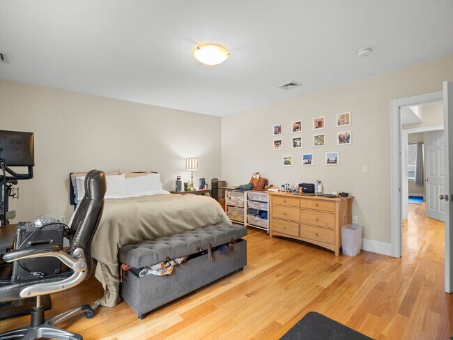 Photo - 157 W 6th St