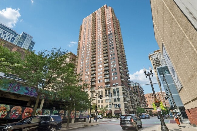 Building Photo - 41 E 8th St Unit 1102