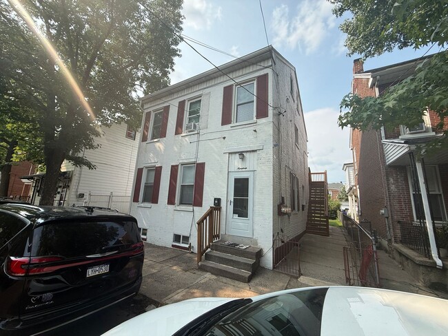Building Photo - 19 Walnut St Unit A1