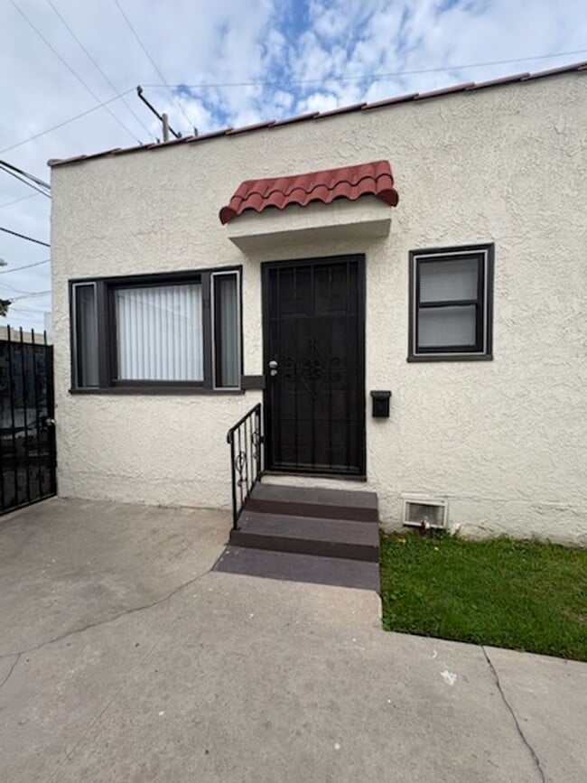 930 E 3rd St Unit 4