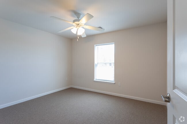 2BR, 2BA - 950 SF