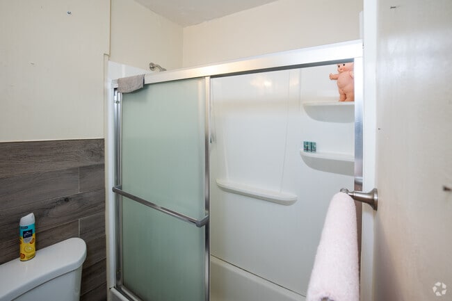 B 1BR, 1BA - 675SF - Bathroom