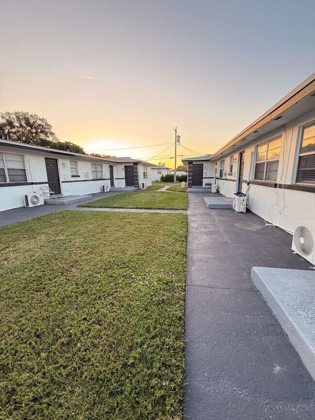 Building Photo - 1886 41st Ave Unit 4