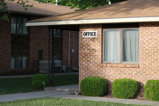 Building Photo - 1413 Hennessey St Unit B131