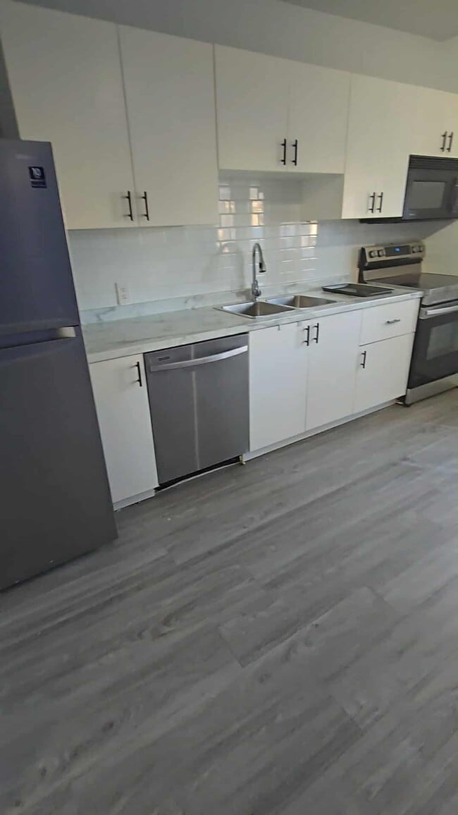 Building Photo - 786 Toronto St Unit 2