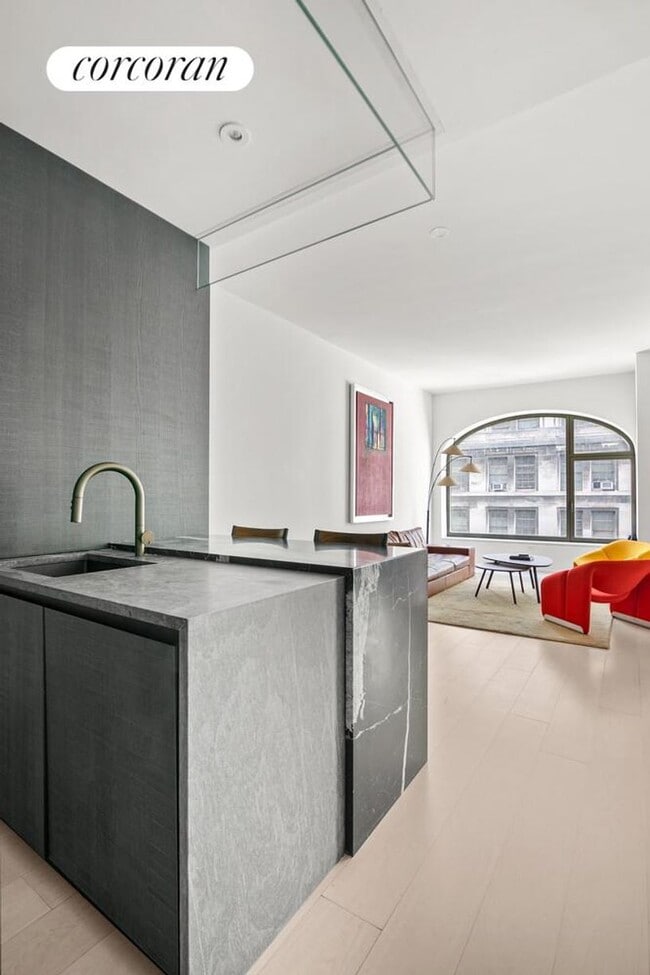 Photo - 130 William St