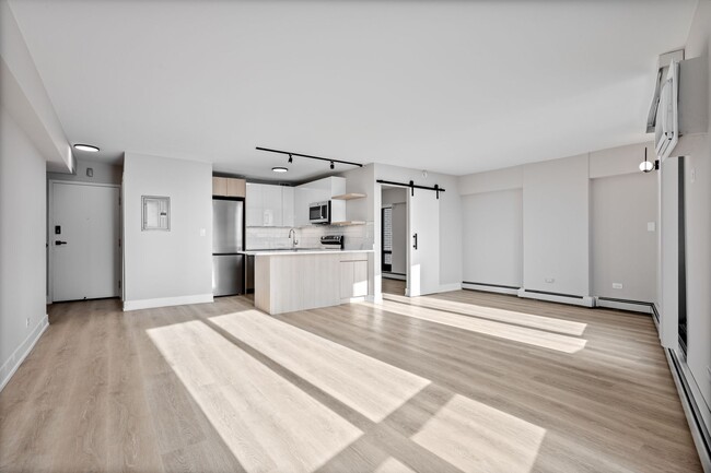 Building Photo - 6166 N Sheridan Rd Rental