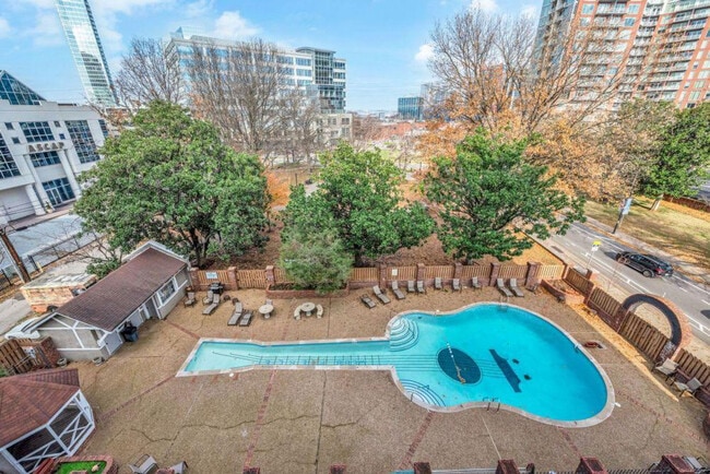 Photo - 11 Music Square E Unidad ID1265921P