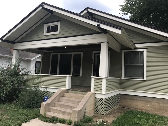 Building Photo - STUDENTS WELCOME! 2 Bed / 1 Bath Home - Walking Distance to CSU