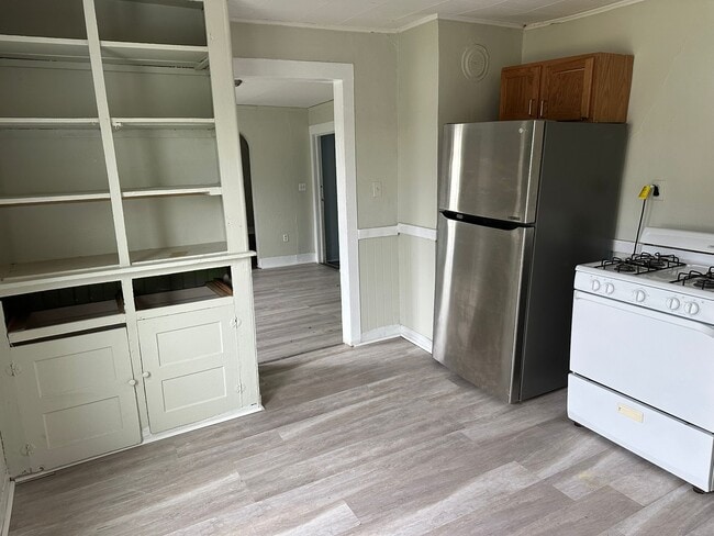 610 E Division St Unit F2