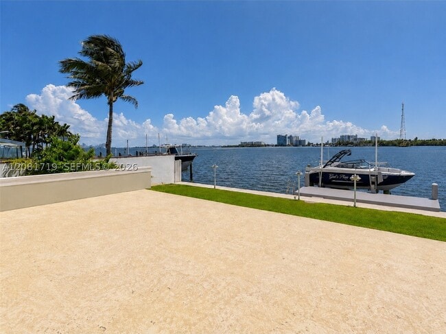 Building Photo - 8041 NE Bayshore Ct