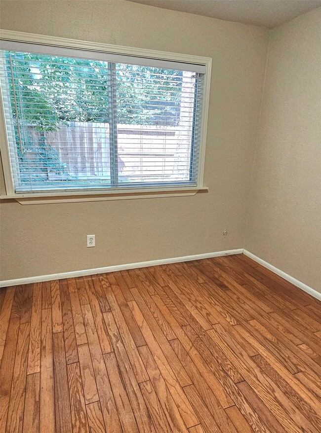 Building Photo - 22 W Broken Oak Ct