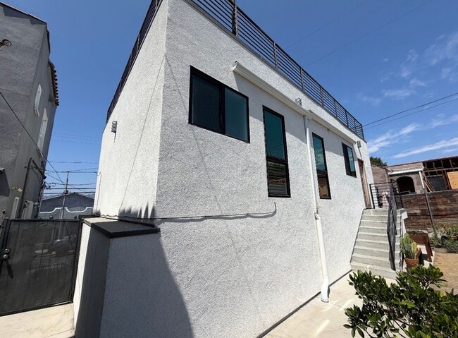 Building Photo - 872-878 Serrano Place