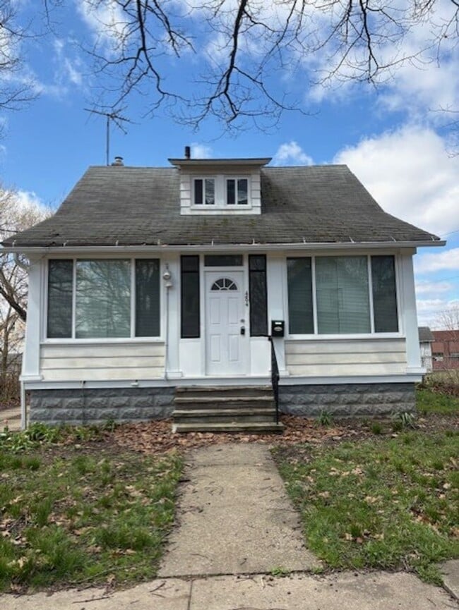 Building Photo - Cozy 2-Bed Single-Family in East Akron — Pet-Friendly, Garage + Covered Patio