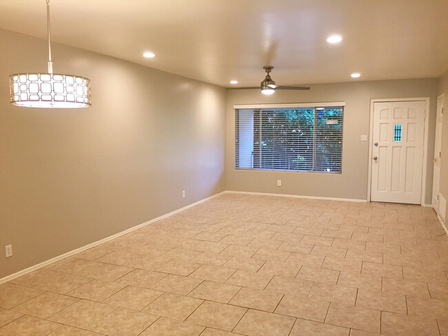 Living Room - 4701 N 68th St Condominio Unidad 136