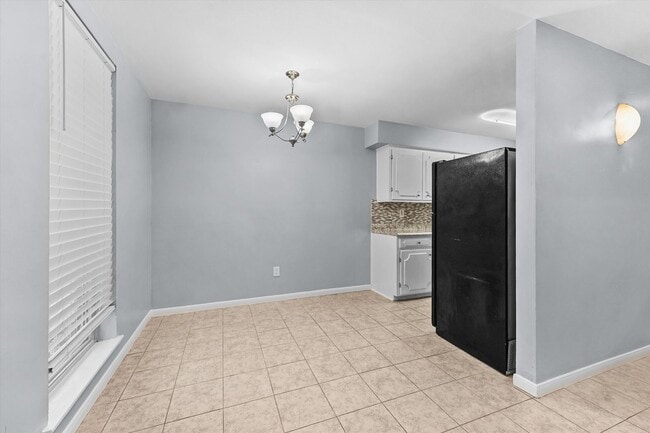 Photo - Bright & Updated 2-Bedroom Townhouse in Qu...